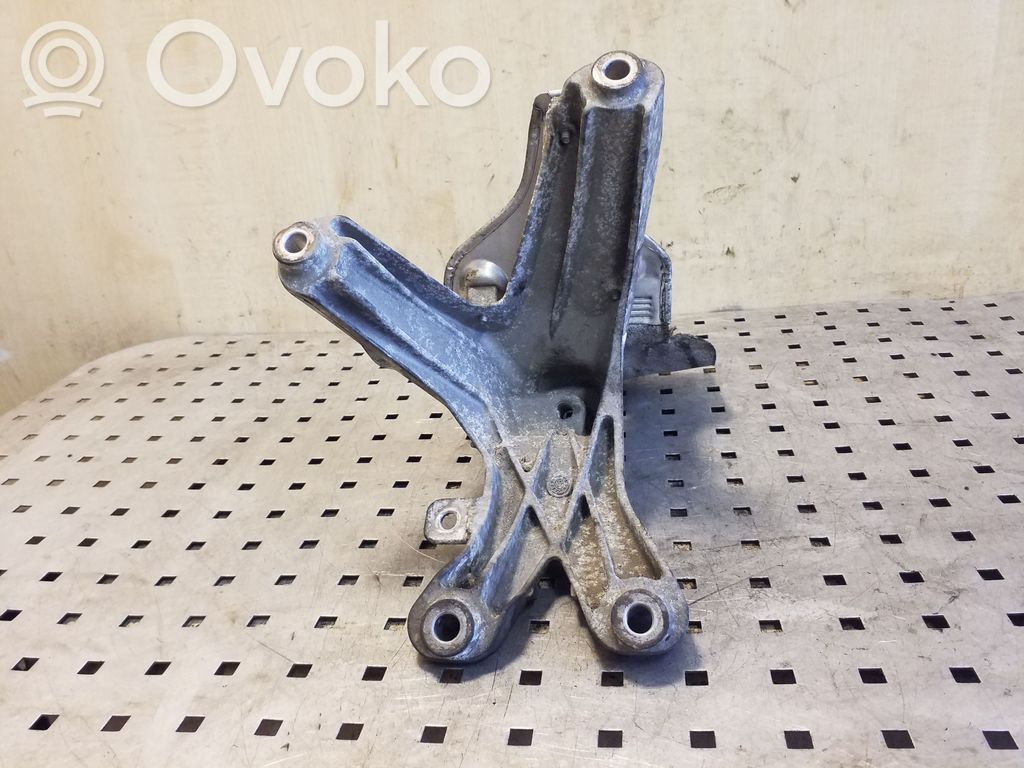Audi Q5 SQ5 8R Engine mounting bracket 