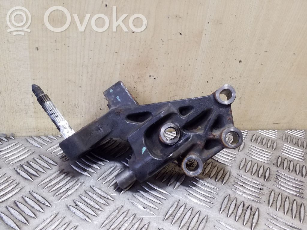Toyota Avensis T270 Engine mounting bracket 