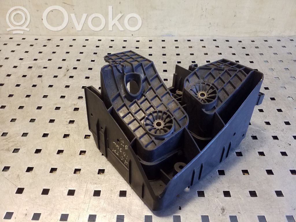 Alte piese compartiment motor   1K0907361B
