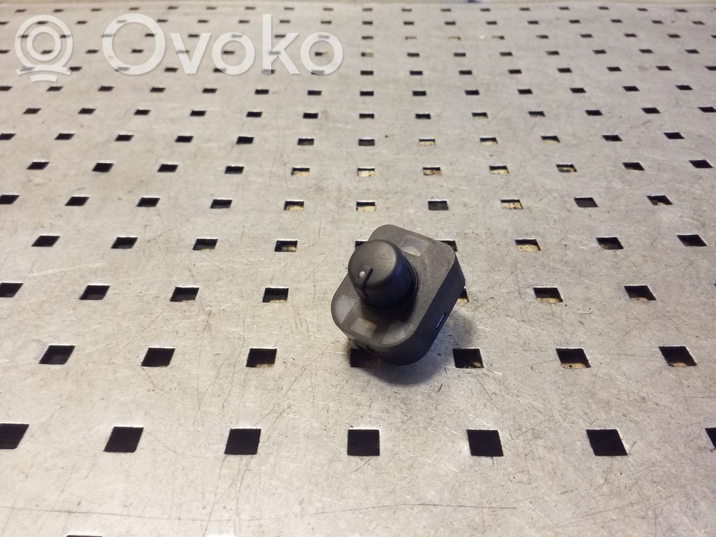 Sivupeilin kytkin   8E0959565A