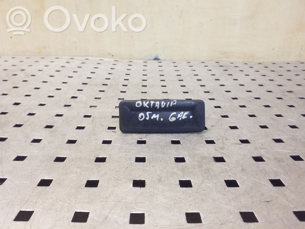 Skoda Octavia Mk2 (1Z) Interruptor para abrir la puerta trasera 