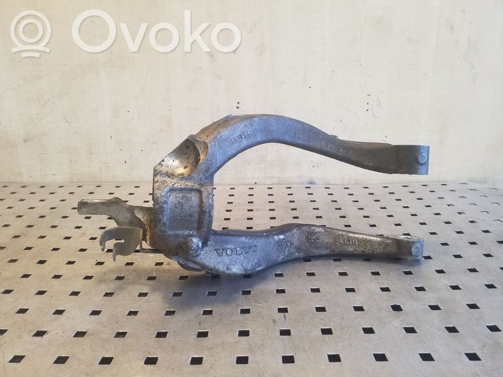 Volvo XC90 Lower shock absorber bracket 