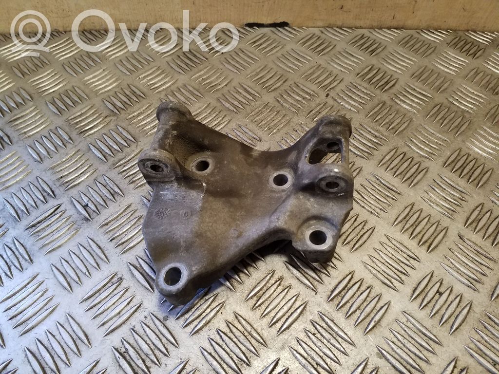 Dacia Sandero Mocowanie alternatora 
