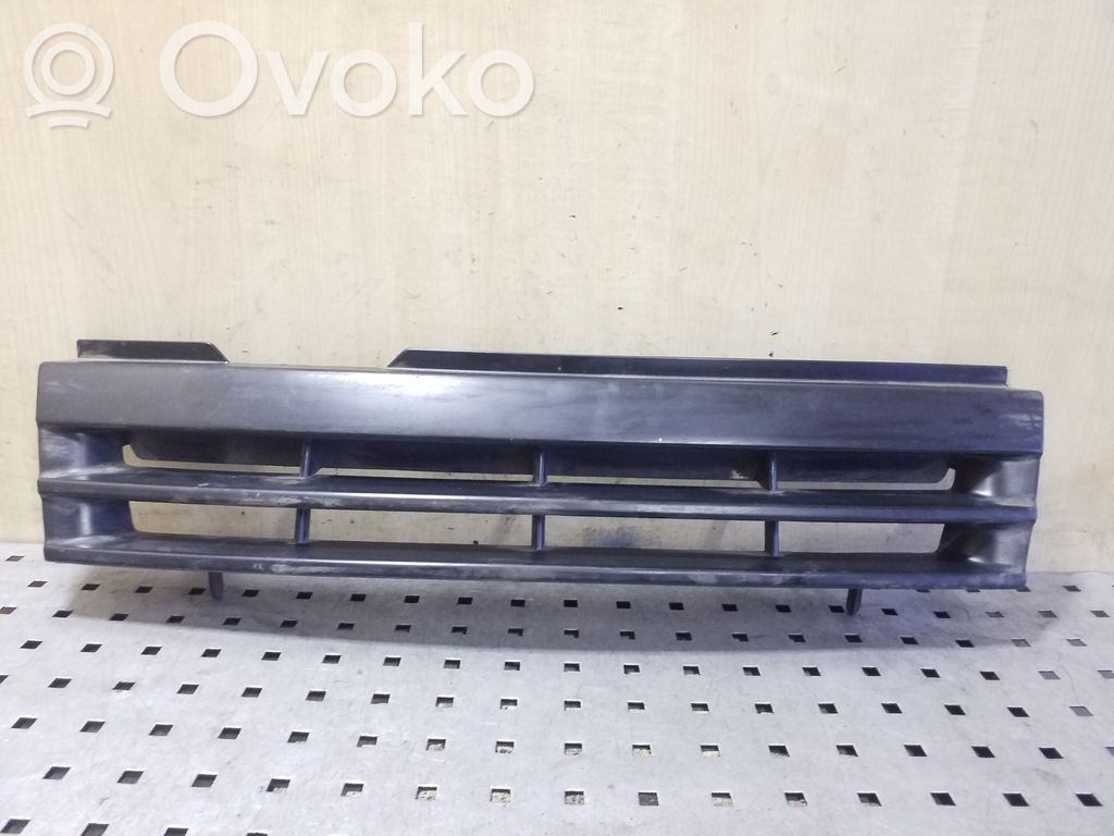 Opel Vectra A Etupuskurin ylempi jäähdytinsäleikkö 
