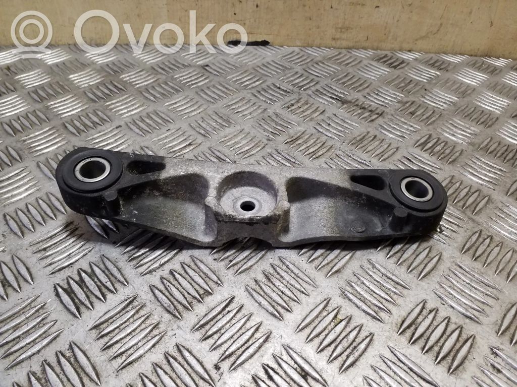Volvo V40 Engine mounting bracket 