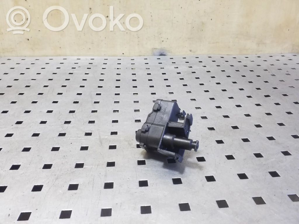 Volkswagen Touareg II Motorino del tappo del serbatoio del carburante