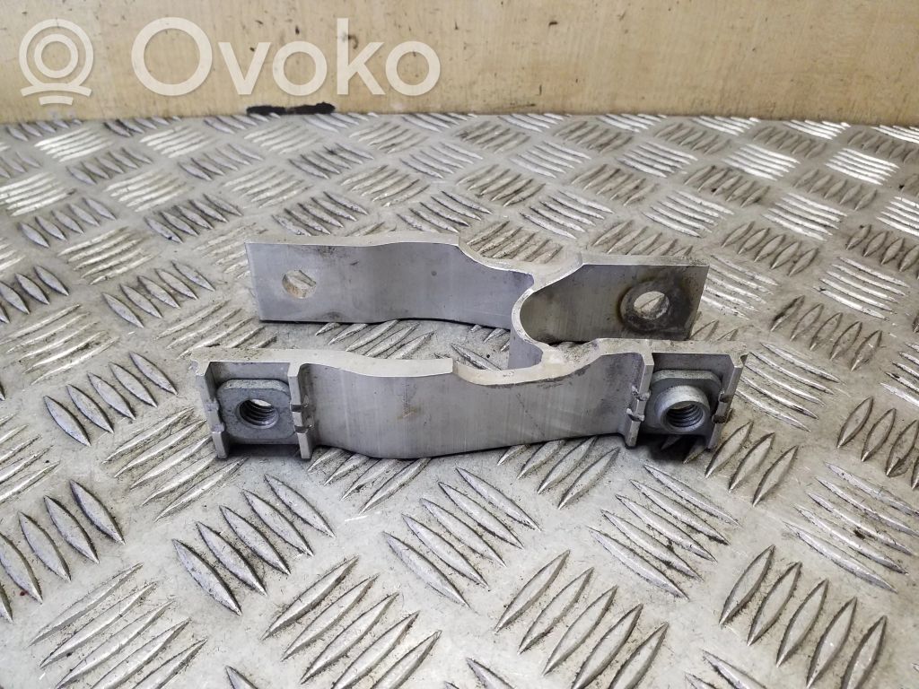 Volvo XC90 Engine mounting bracket 