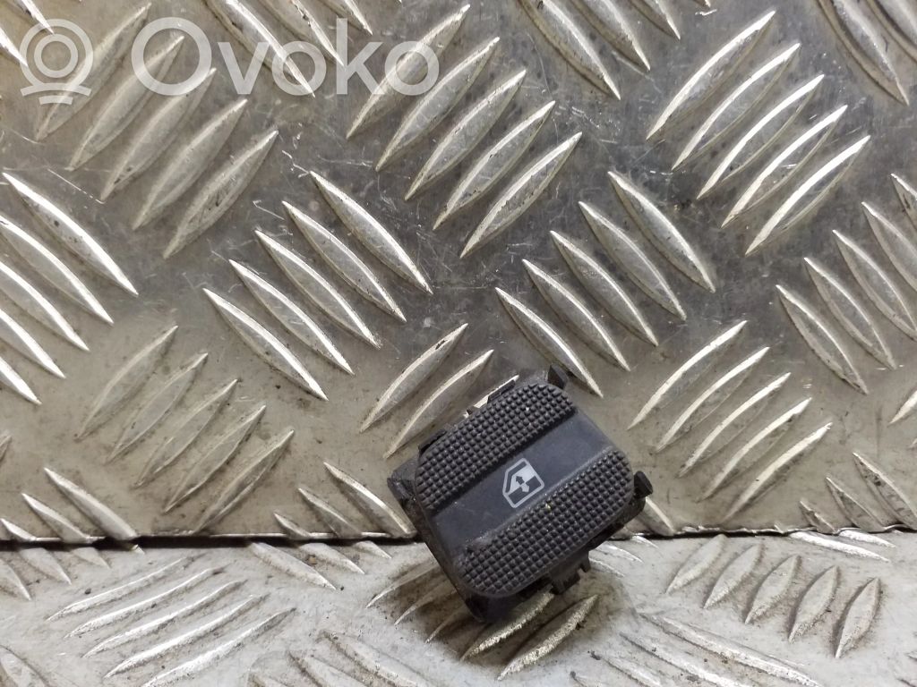 Volkswagen PASSAT B4 Interrupteur commade lève-vitre 