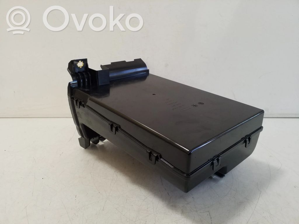 Audi e-tron Hansikaslokeron keskikonsoli 