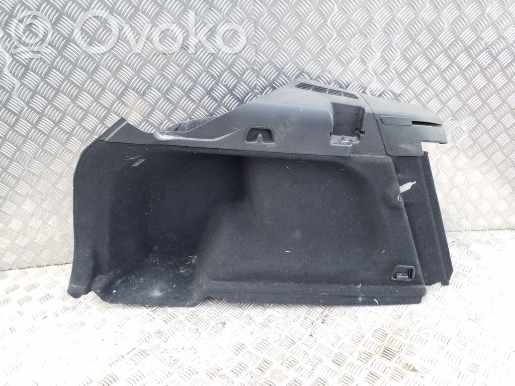 Volvo XC60 Boczek / Tapicerka / bagażnika 