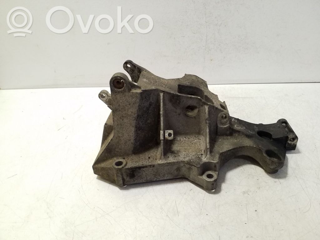 Audi A4 S4 B6 8E 8H Ģeneratora stiprinājums 