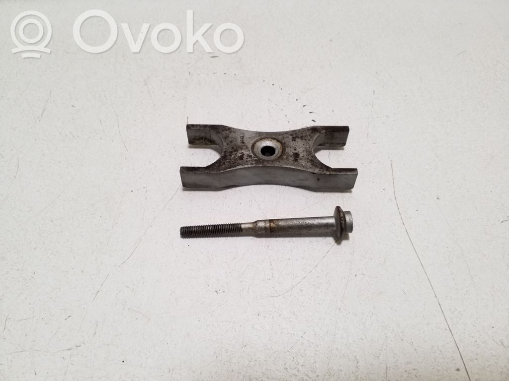 Abrazadera del inyector de combustible   03L216A