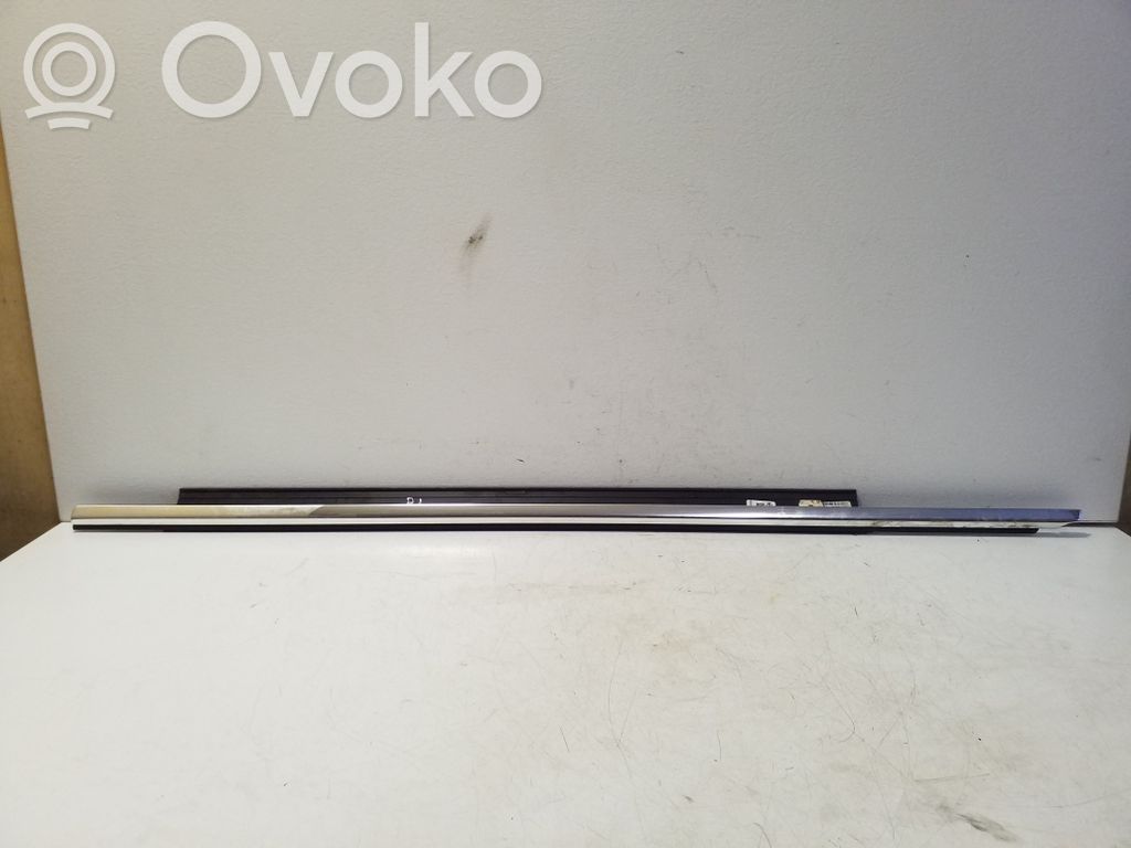 Audi Q3 8U Listwa / Uszczelka szyby drzwi przednich 