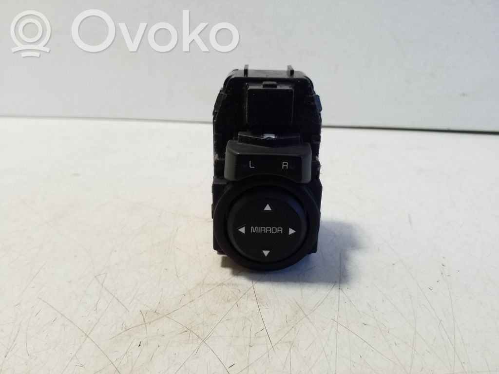 KIA Stonic Sivupeilin kytkin 