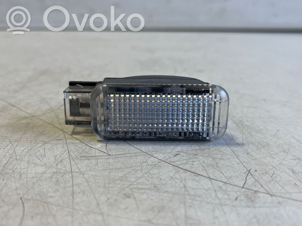 Audi Q3 F3 Luz de guantera 