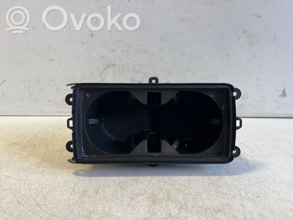 Audi Q3 F3 Przedni uchwyt na kubek tunelu środkowego 