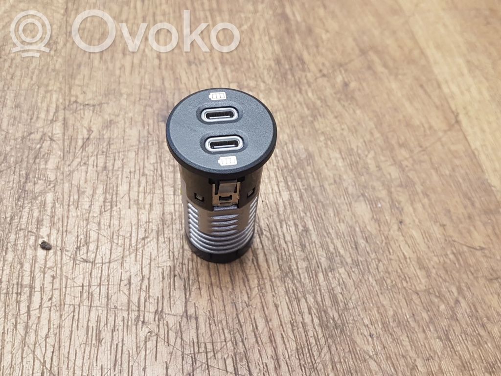 Porsche Macan (95B) USB socket connector 