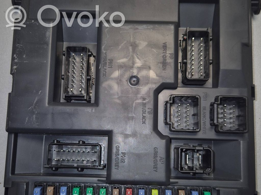 Citroen C4 II Picasso Fuse module 