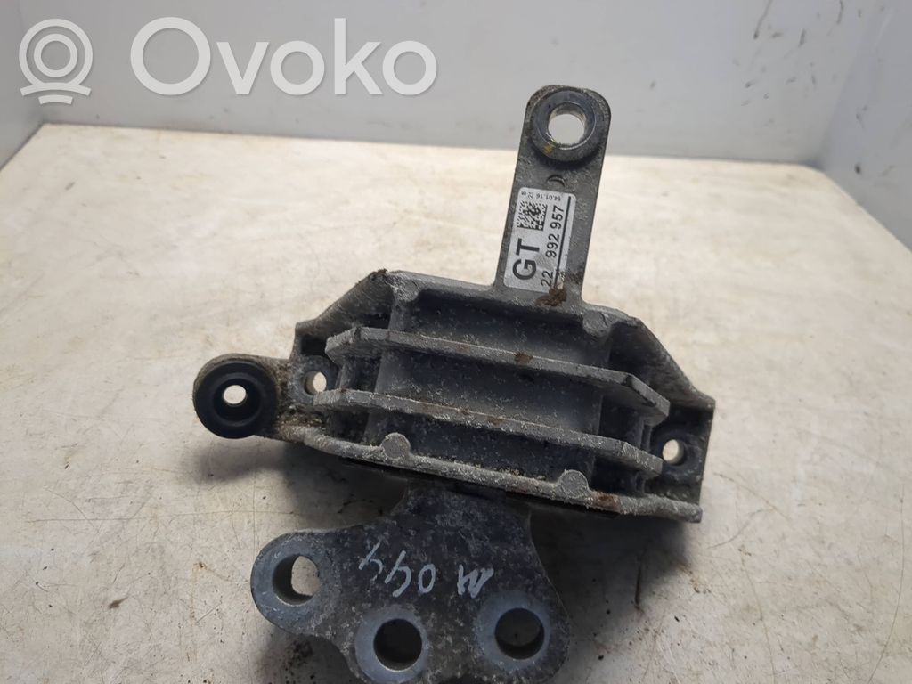 Opel Insignia A Engine mount bracket 