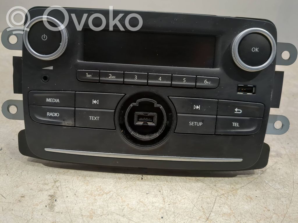 Dacia Duster Radio/CD/DVD/GPS head unit 
