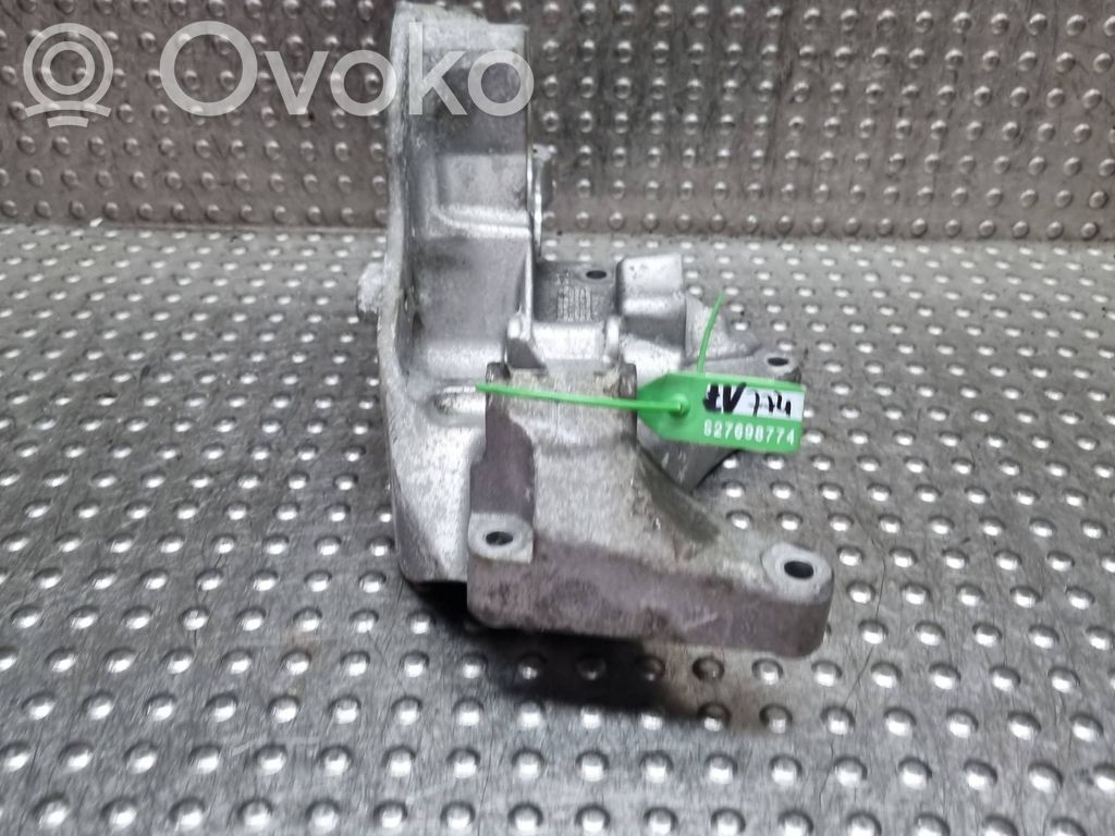 Engine mounting bracket   S27698774,31401103