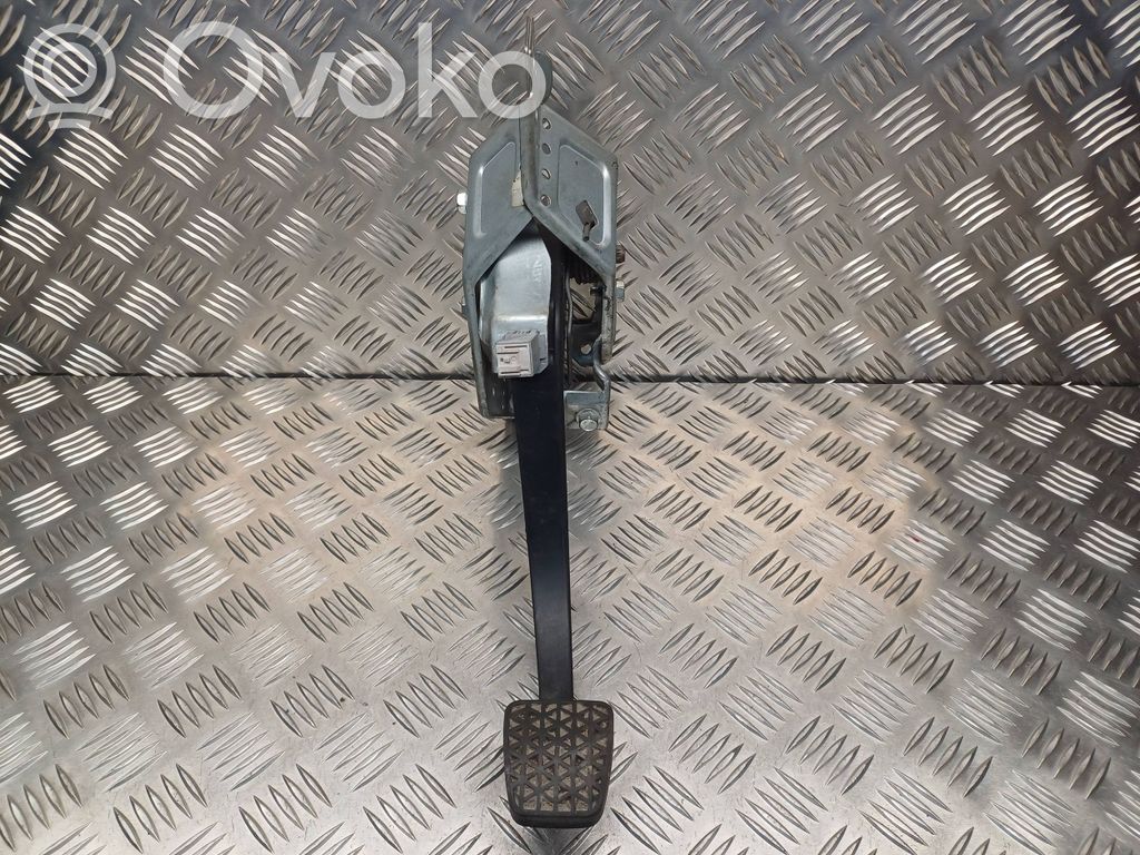 Opel Astra H Clutch pedal 