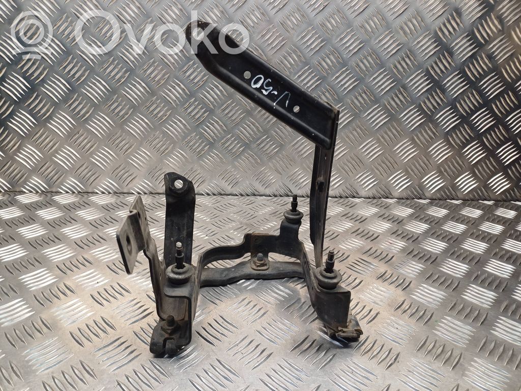 Volvo V50 Ohjaustehostimen pumpun kannake 