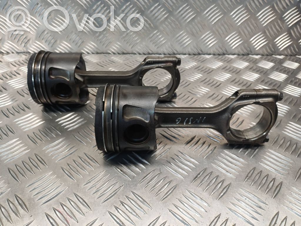 Opel Insignia A Tłok z korbowodem 