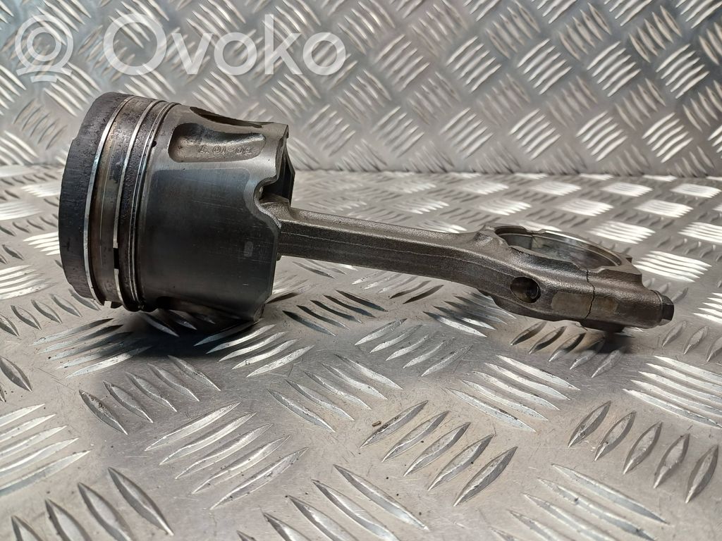 Opel Insignia A Tłok z korbowodem 