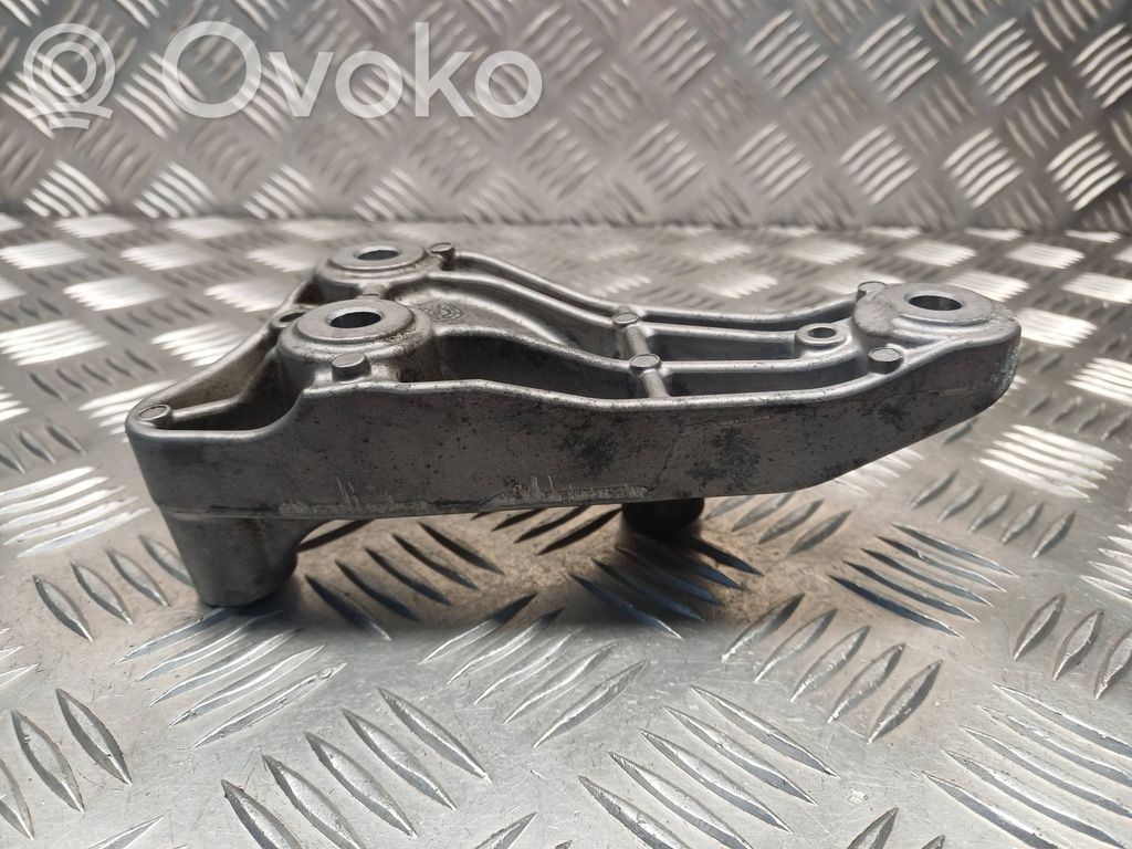 Engine mounting bracket   8513419