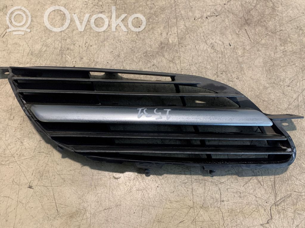 Nissan Almera Tino Grilă față 