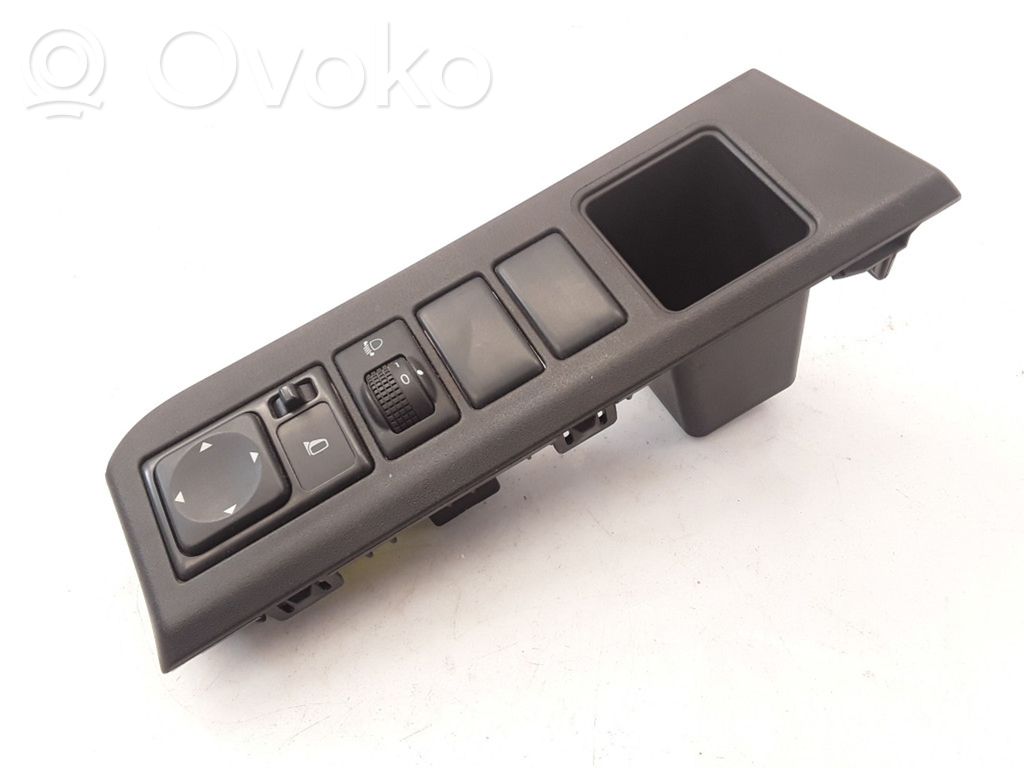 Nissan Note (E11) Mirror switch trim 