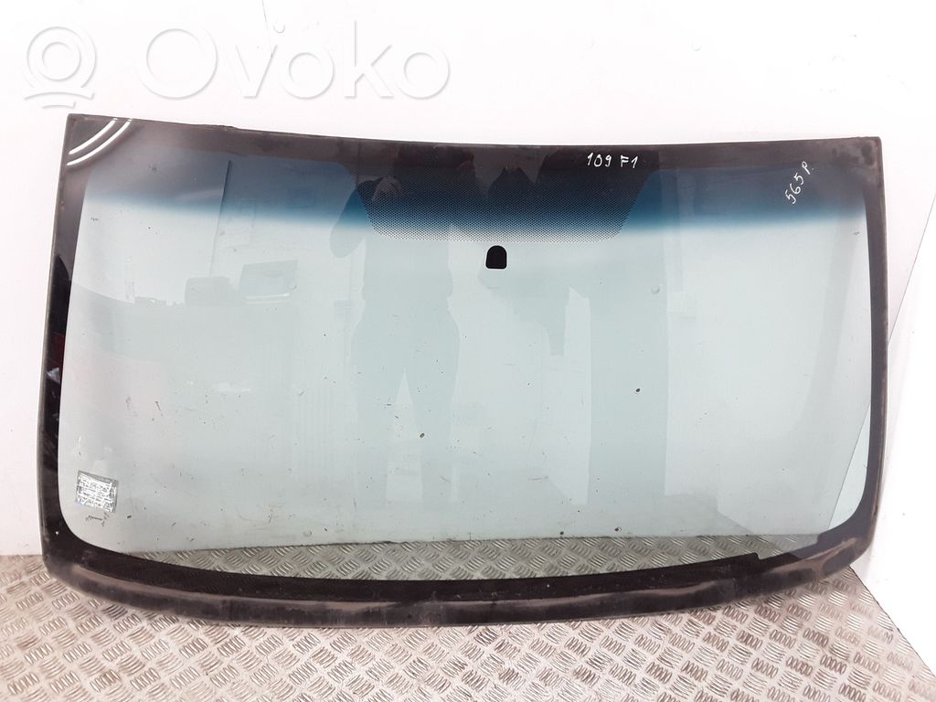 Переднее стекло   DOT15,AS1,M11