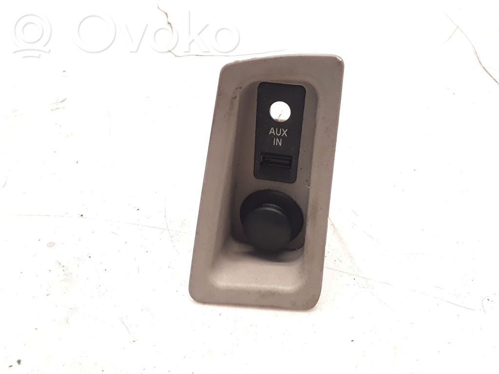 BMW 1 E81 E87 Enchufe conector entrada auxiliar 