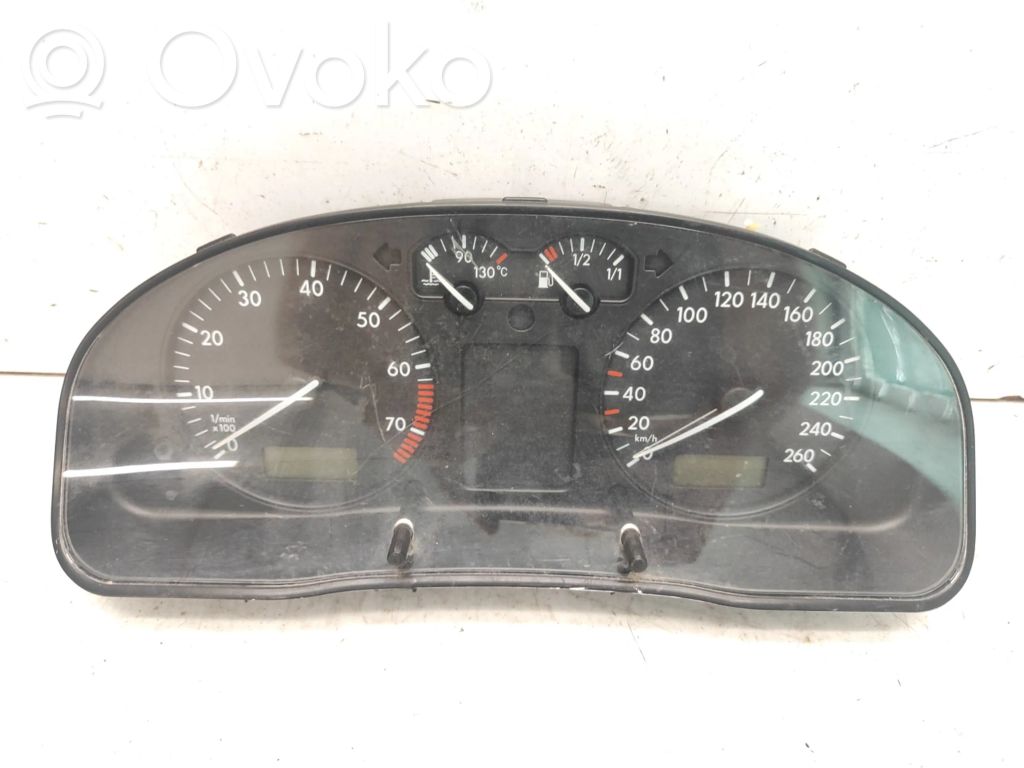 Volkswagen PASSAT B5 Licznik / Prędkościomierz 