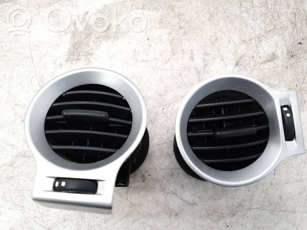 Renault Koleos I Moldura protectora de la rejilla de ventilación lateral del panel 