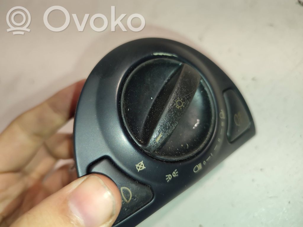 Light switch   1278613