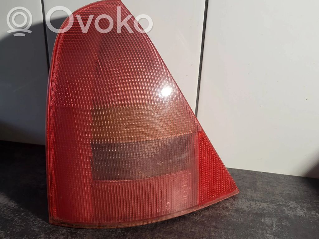 Renault Clio II Aizmugurējais lukturis virsbūvē 