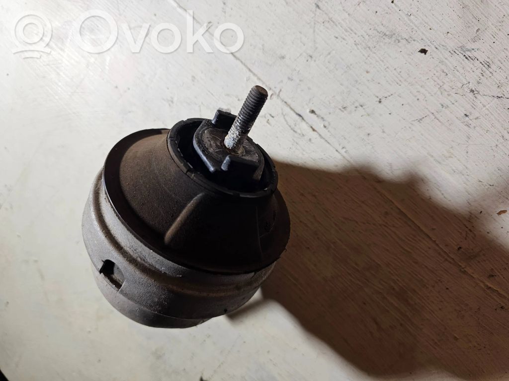 Volkswagen PASSAT B5 Engine mount bracket 