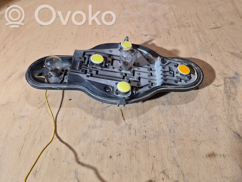 Nissan Primera Takavalon polttimon suojan pidike 