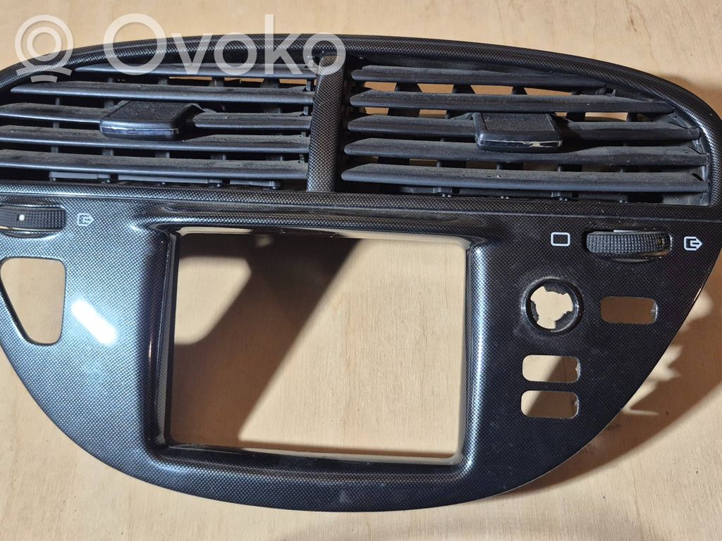 Peugeot 607 Centrālais gaisa ventilācijas režģis 