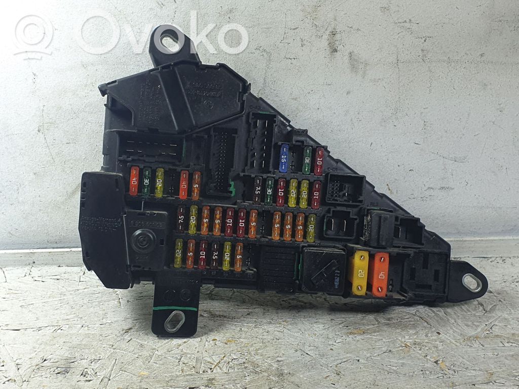 BMW 5 E60 E61 Saugiklių blokas 