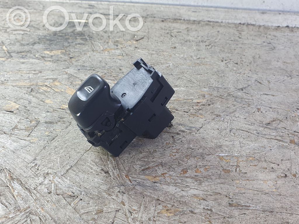 Electric window control switch   8685288