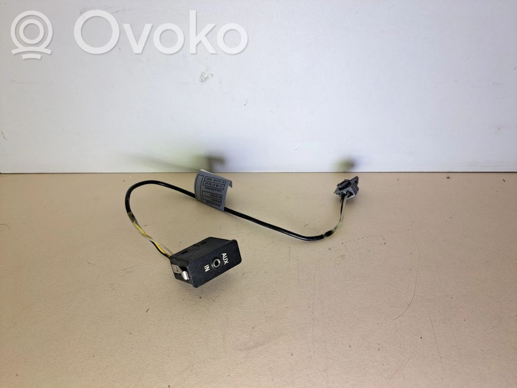 Enchufe conector entrada auxiliar   6940236,6J24919051,676J249,133188,13318810
