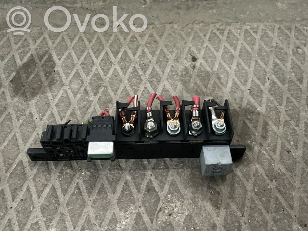 Skrzynka przekaźników   8L0941822,260303