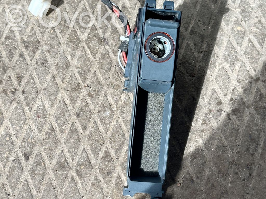 Audi A4 S4 B5 8D Zigarettenanzünder 