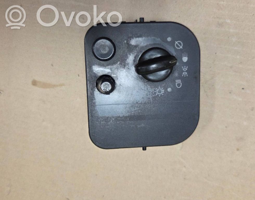 Lukturu slēdzis   15067050,25932636,10372953