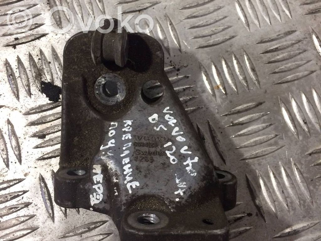 Volvo V70 Engine mounting bracket 