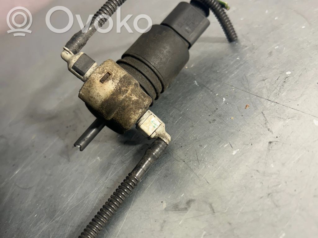 Volkswagen PASSAT B6 Windscreen/windshield washer pump 