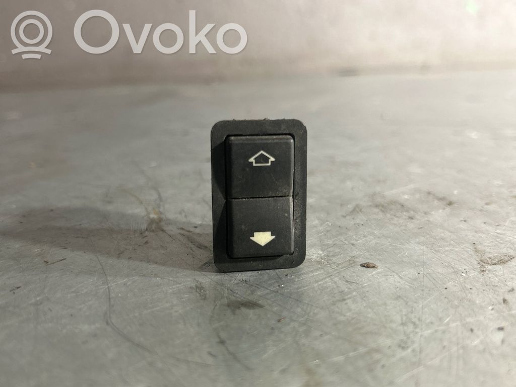 Electric window control switch   8368974